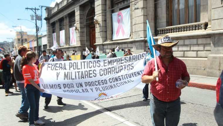 Los manifestantes llegaron al Congreso y Casa Presidencial a entregar demandas (Foto Prensa Libre: Estuardo Paredes)