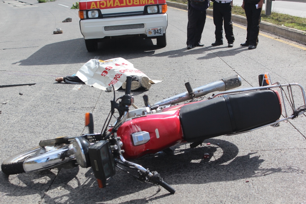 Cadáver de Francisco Sajvin Chic se halla a un lado de motocicleta, en Las Trampas, Sololá. (Foto Prensa Libre: Ángel Julajuj)