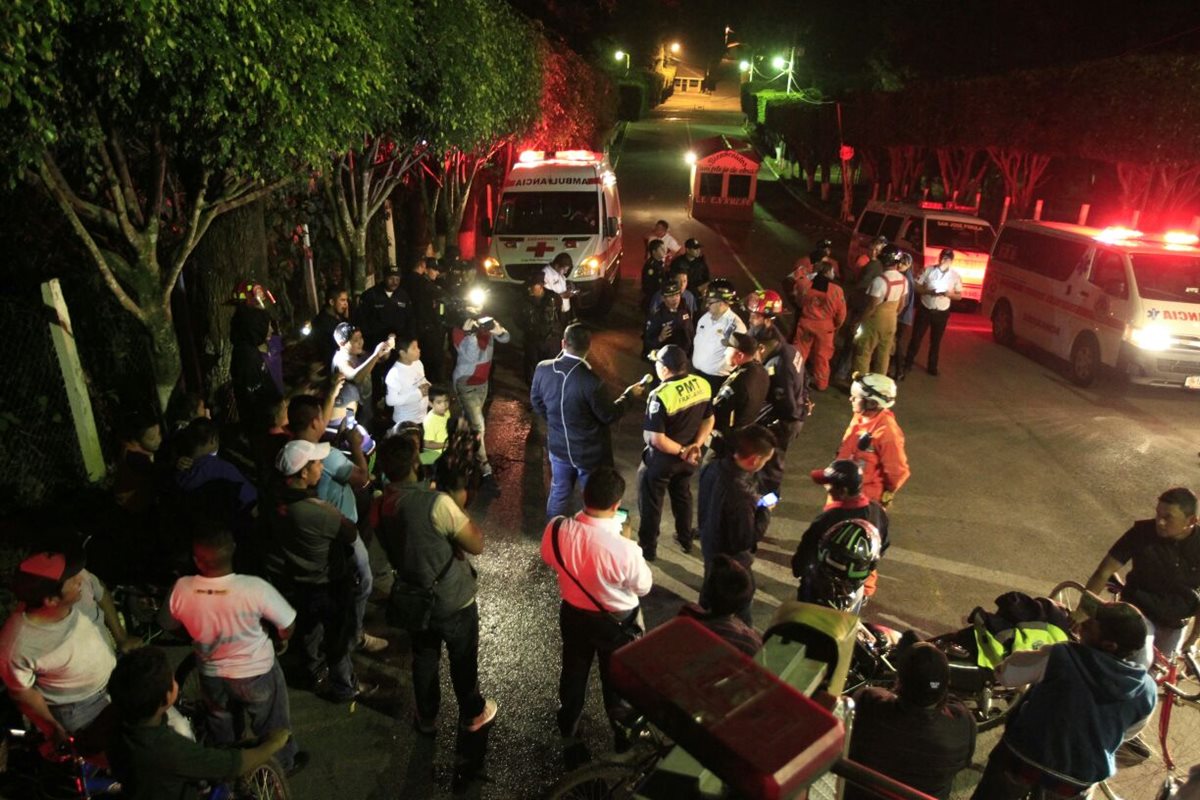Socorristas movilizaron varias unidades por la alerta de la caída de aeronave. (Foto Prensa Libre: Carlos Hernández)