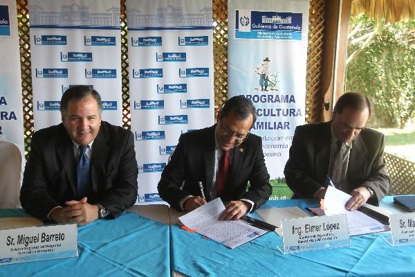 Miguel Barreto, director regional del PMA; Élmer López, ministro de Agricultura; y Mario Touchette, representante del PMA en Guatemala, firman acuerdo para la compra de maíz a pequeños productores. (Foto Prensa Libre: Paulo Raquec)