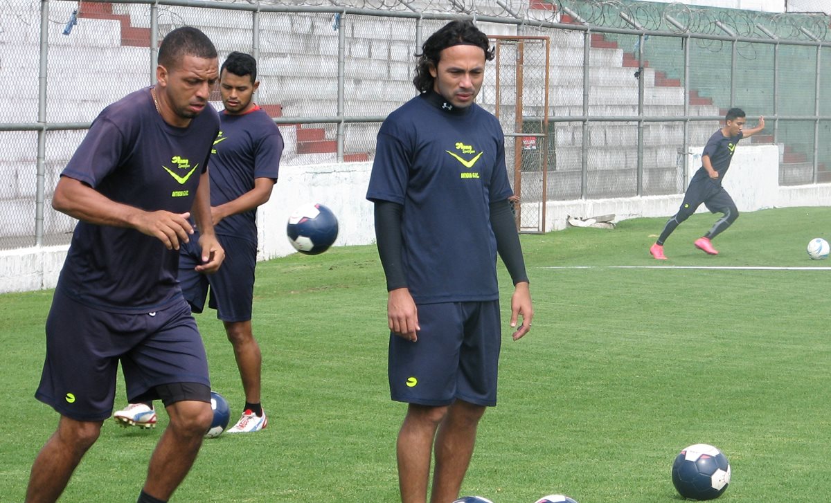 Oscar Isaula y Agustín Herrera durante uno de los entrenamientos de esta semana de Antigua. (Foto Prensa Libre: Carlos Vicente)