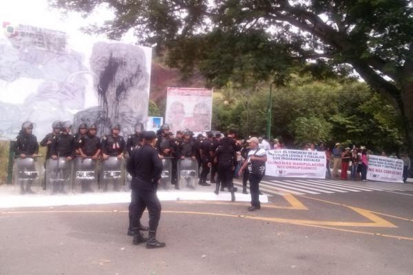 Campesinos molestos con campaña política anticipada bloquean paso en el km 65 ruta a El Salvador, Cuilapa. A un costado agentes antimotines. (Foto Prensa Libre: Oswaldo Cardona) <br _mce_bogus="1"/>
