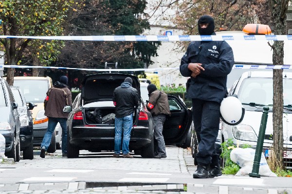 <span class="hps">Policías armados</span> participan en la operación antiterrorista en una<span class="hps"> calle</span> <span class="hps">en Bruselas.</span>(Foto Prensa Libre: AP)
