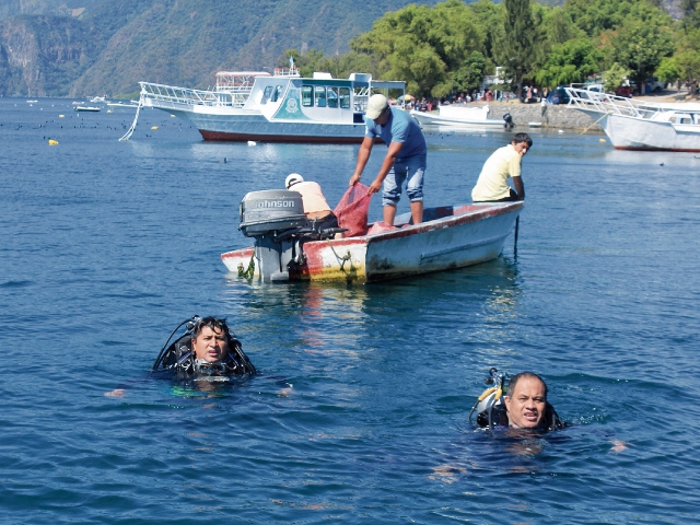 Buzos recogen desechos de la orilla del Lago de Atitlán,en Panajachel. (Foto Prensa Libre: Ángel Julajuj).