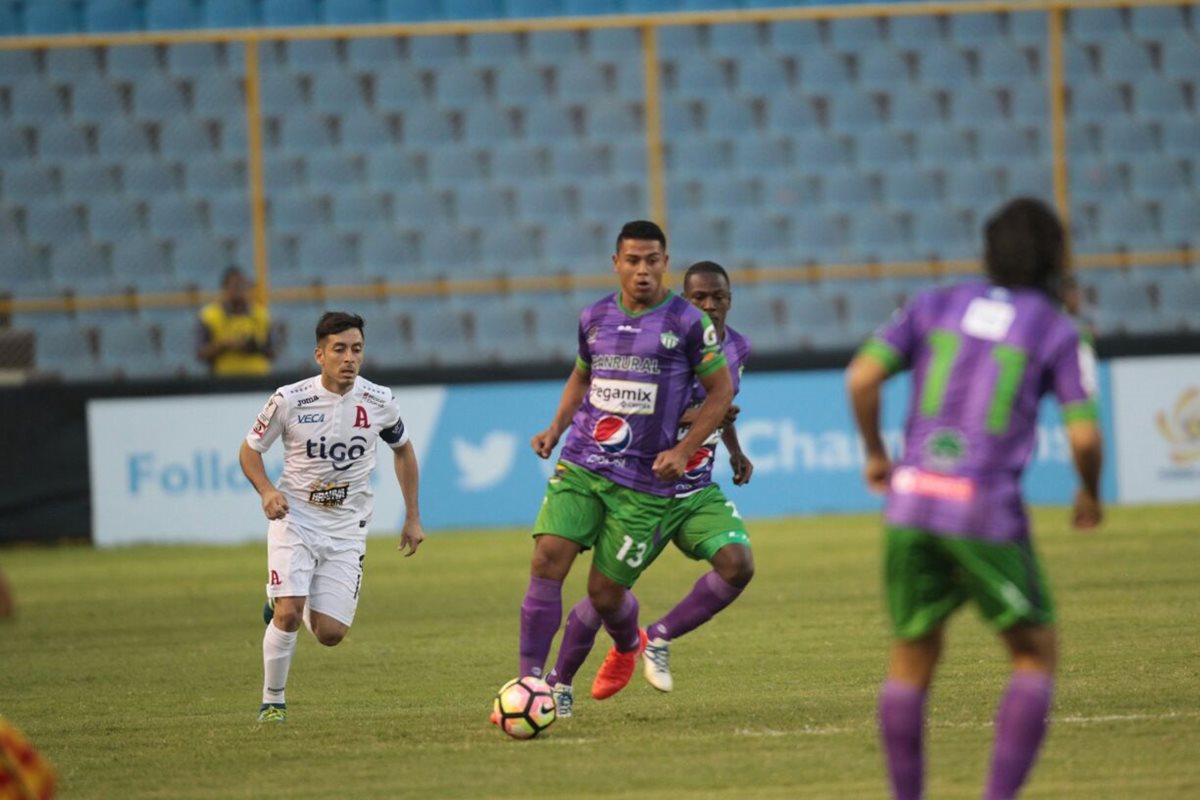 Antigua GFC consiguió un valioso empate en el estadio Cuscatlán de San Salvador. (Foto Prensa Libre: Norvin Mendoza)