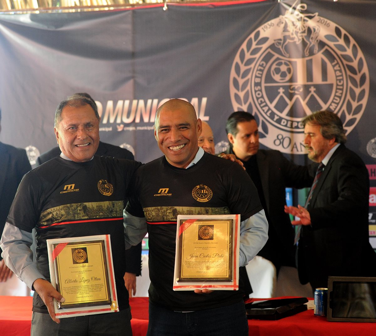 Alberto López Oliva y Juan Carlos Plata fueron incluídos en el salón de la fama de Municipal. (Foto Prensa Libre: Edwin Fajardo)