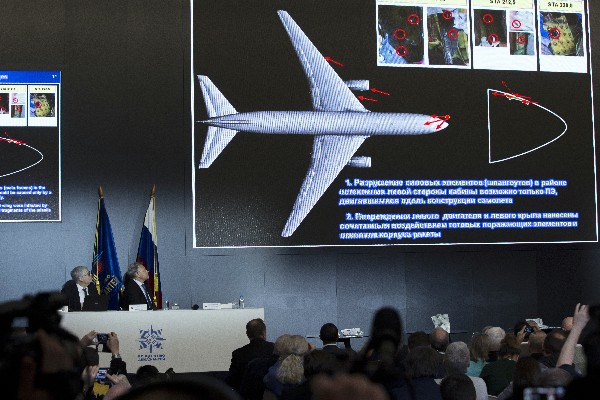 Investigadores internacionales concluyeron que el vuelo MH17 fue abatido por un misil de fabricación rusa. (Foto Prensa Libre: AP)