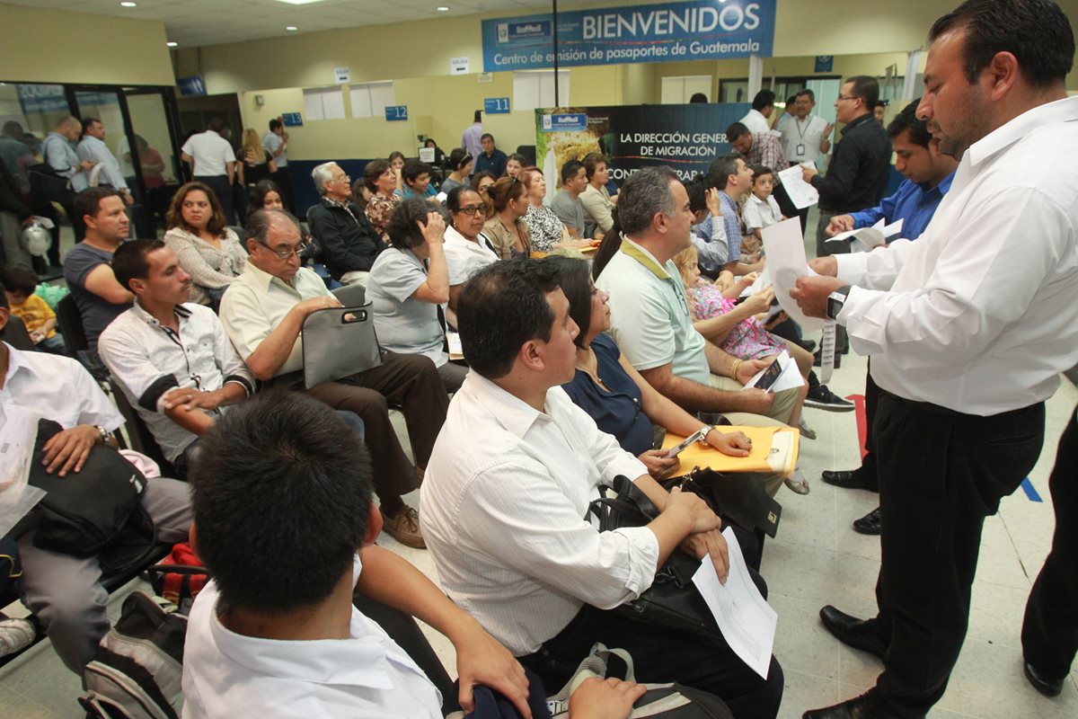 En la sede de emisión de pasaportes, empleados de la Dirección General de Migración explican a los usuarios los requisitos para poder obtener el documento.(Foto Prensa Libre:Estuardo Paredes)