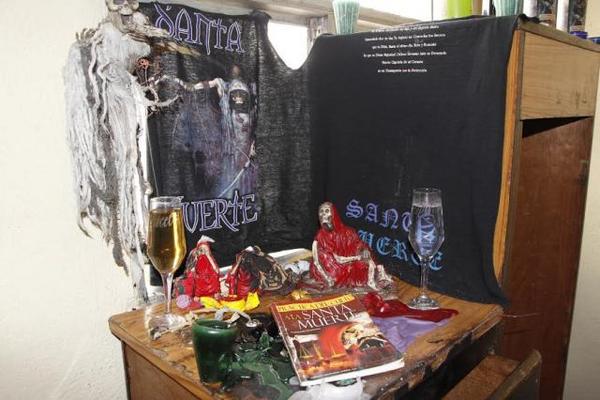 Un altar de culto a la muerte ocupaba un ambiente de la vivienda allanada. (Foto Prensa Libre: PNC)