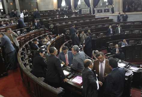Diputados acuden al hemiciclo parlamentario ayer, aunque la sesión no se celebró. (Foto Prensa Libre: Alvaro Interiano)