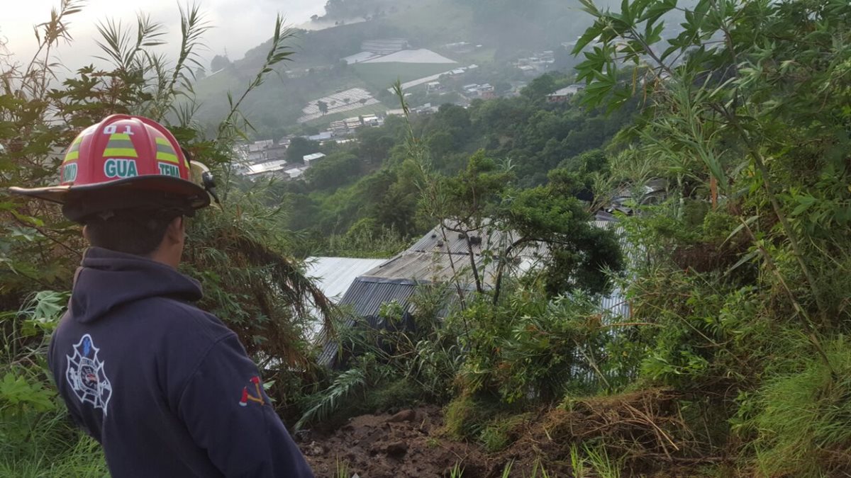 La vivienda se encuentra al fondo de un barranco, en un área inestable. (Foto Prensa Libre: Asobomd)