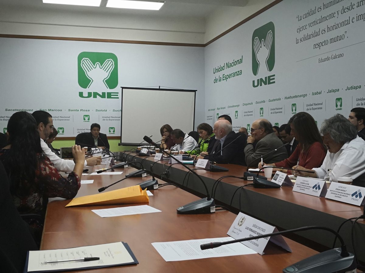 En la Comisión de Economía del Congreso se discutió la posibilidad de implementar un metro subterráneo en la zona metropolitana. (Foto Prensa Libre: Carlos Álvarez)