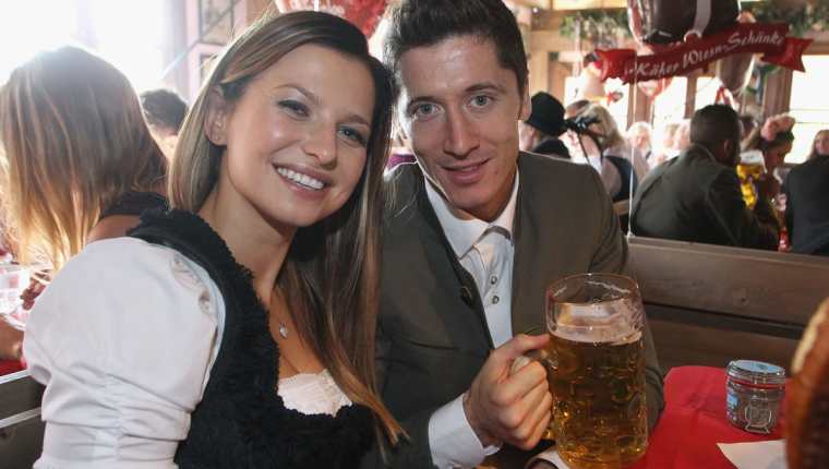Robert Lewandowski y su esposa Annaposan en la 182º edición del Oktoberfest además de festejar la exhibición goleadora de Lewy. (Foto Prensa Libre: EFE)