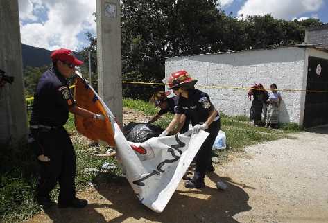 el cadáver de Edvin  Canon  yace en el suelo, luego de haber sido linchado por unas mil personas de la colonia Nueva Vida,  zona 1 de Mixco.