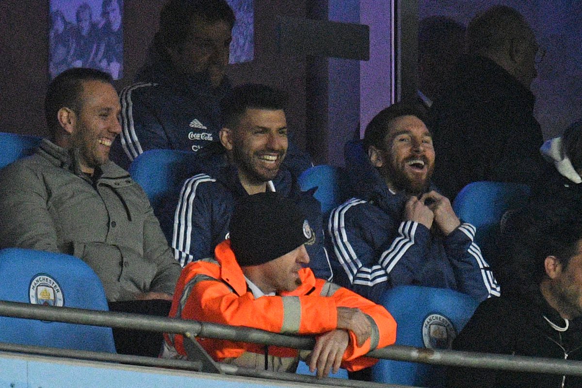 Lionel Messi y Sergio Agüero sonríen durante el partido que la albiceleste le ganó 2-0 a Italia. (Foto Prensa Libre: AFP)