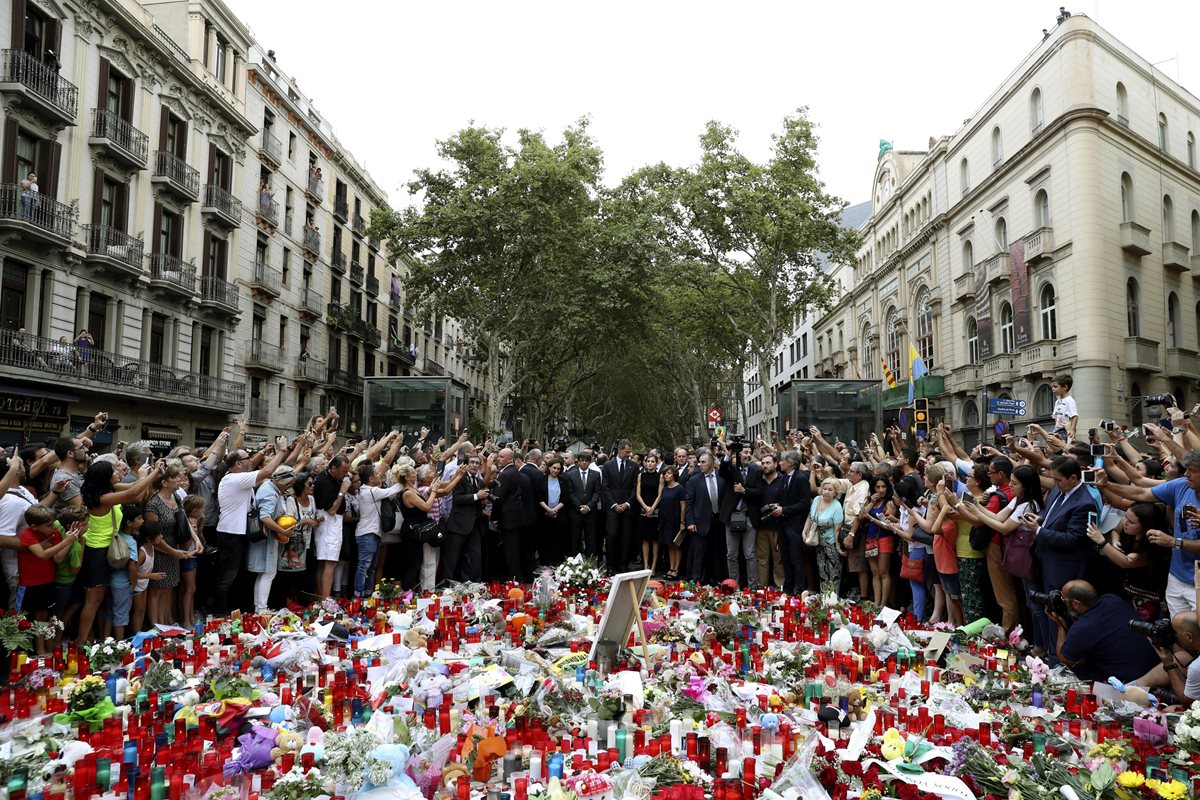 Los Reyes en La Rambla de Barcelona donde han rendido homenaje a las víctimas de los atentados. (Foto Prensa Libre: EFE)