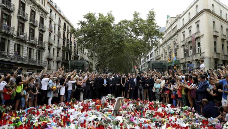 Los Reyes en La Rambla de Barcelona donde han rendido homenaje a las víctimas de los atentados. (Foto Prensa Libre: EFE)