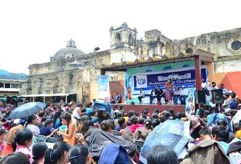 Autoridades del Ministerio de Desarrollo y departamentales participan en la inauguración de programa juvenil en Jocotenango, Sacatepéquez.