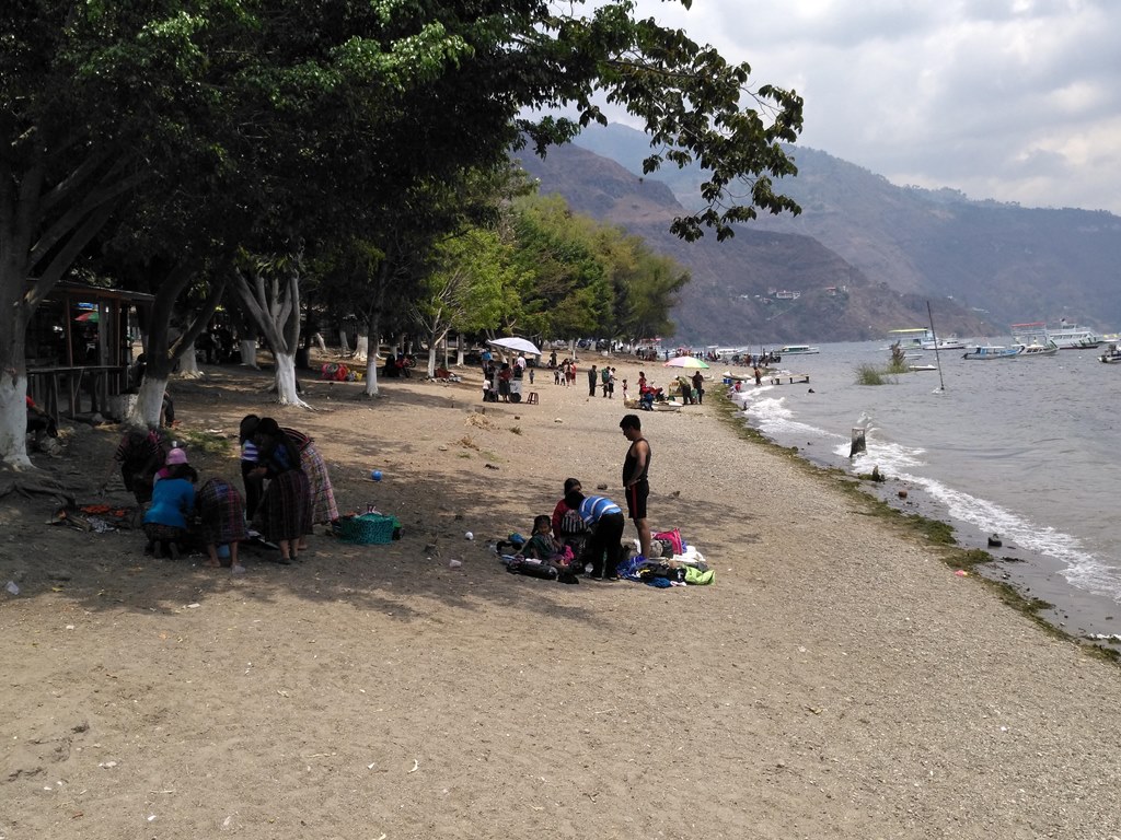 Las playas del Lago de Atitlán, en Panajachel, fueron limpiadas con ayuda de vecinos. (Foto Prensa Libre: Ángel Julajuj)