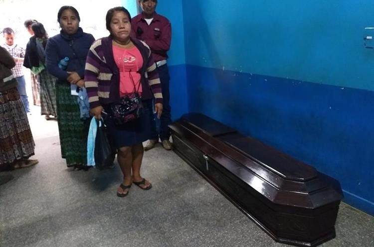 Familiares de Alejandra Icó Chub en la morgue del Inacif de Cobán, Alta Verapaz. (Foto Prensa Libre: Aura Andersen)