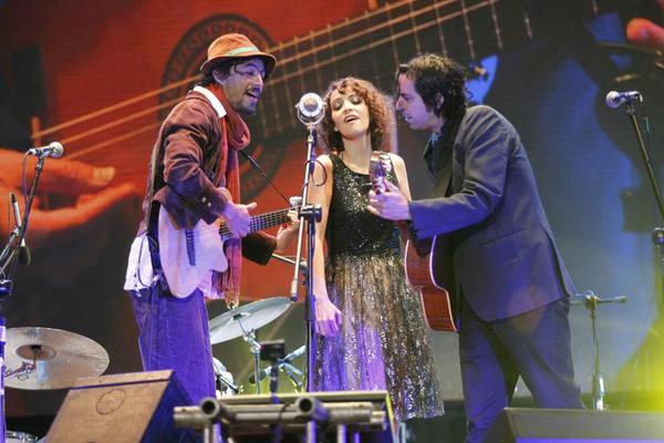 Ishto Juevez, Gaby Moreno y el guitarrista David Garza, durante el concierto