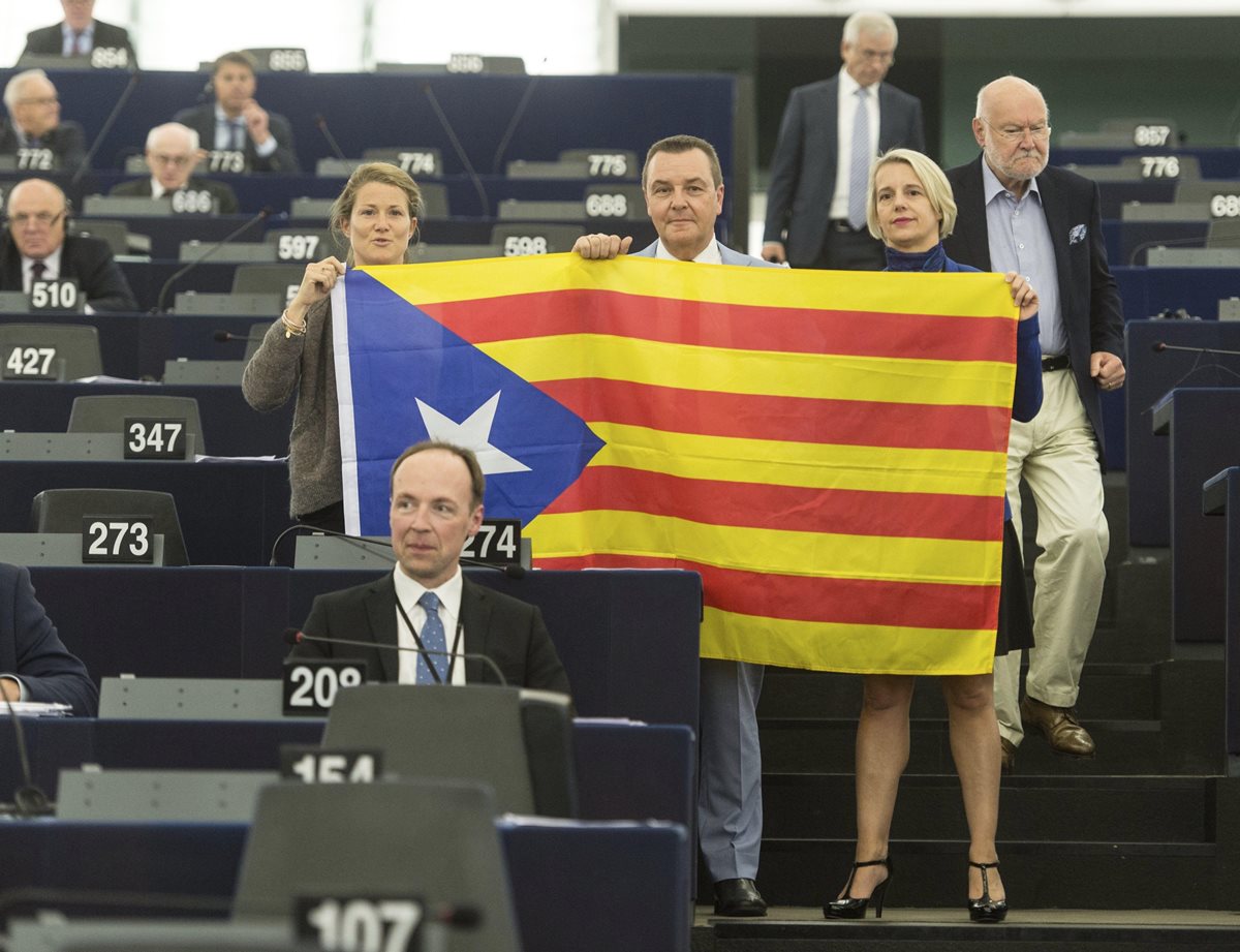 Eurodiputados muestran una bandera en apoyo a Cataluña, en Estrasburgo, Francia. (Foto Prensa Libre: EFE)