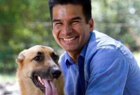 El médico veterinario Carlos Campos fue nombrado como el  Veterinario Favorito de Estados Unidos. (Foto Prensa Libre: PRNewsFoto/American Veterinary Medical)