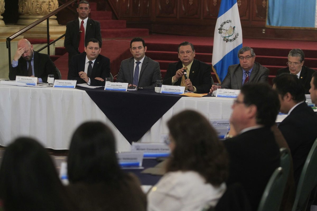 El binomio del FCN-Nación participó en la reunión de gabinete de seguridad alimentaria que dirigió el vicepresidente  Fuentes Soria. (Foto Prensa Libre: Edwin Bercian)