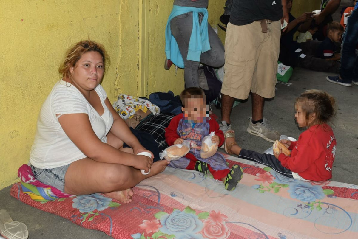 Decenas de mujeres viajan junto a sus hijos rumbo a Estados Unidos, quienes afirman que dejaron Honduras por la violencia y la falta de trabajo. (Foto Prensa Libre: Mario Morales)