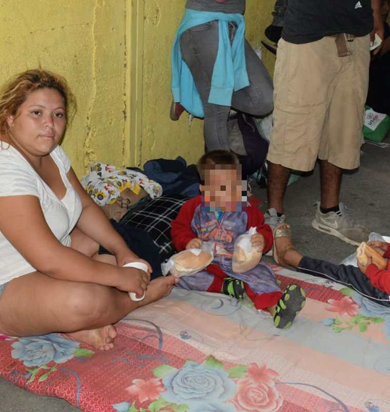 Decenas de mujeres viajan junto a sus hijos rumbo a Estados Unidos, quienes afirman que dejaron Honduras por la violencia y la falta de trabajo. (Foto Prensa Libre: Mario Morales)