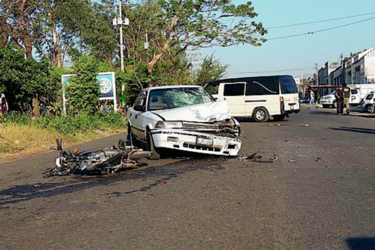 Una persona murió en un accidente de tránsito en la cabecera de Escuintla, cuando una motocicleta chocó con un taxi. (Foto Prensa Libre: Carlos Paredes)