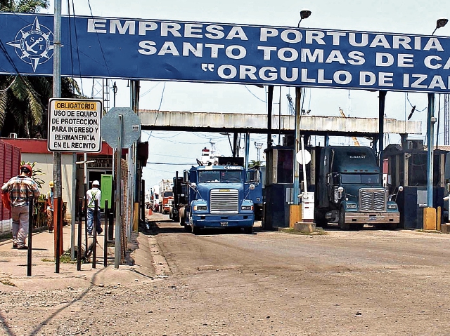 Autoridades tributarias y de la portuaria Santo Tomás de Castilla, Izabal, alcanzaron ayer acuerdos de cumplimiento para ordenar y controlar operaciones. (Foto Prensa Libre: DONY STEWART)