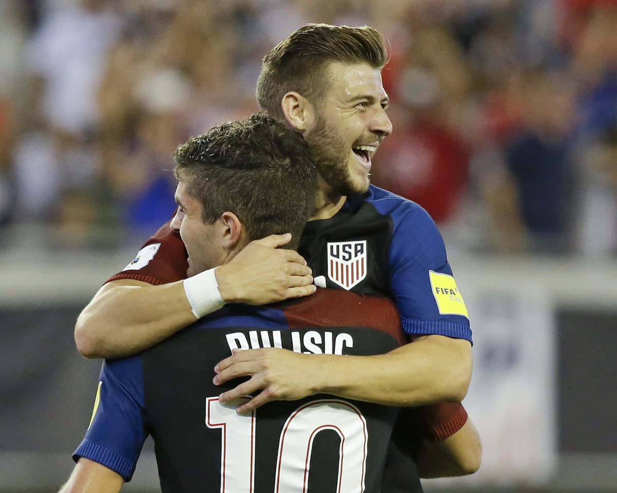 Paul Arriola celebra con Pulisic luego de anotar un gol frente a Trinidad. (Foto Prensa Libre: AP)