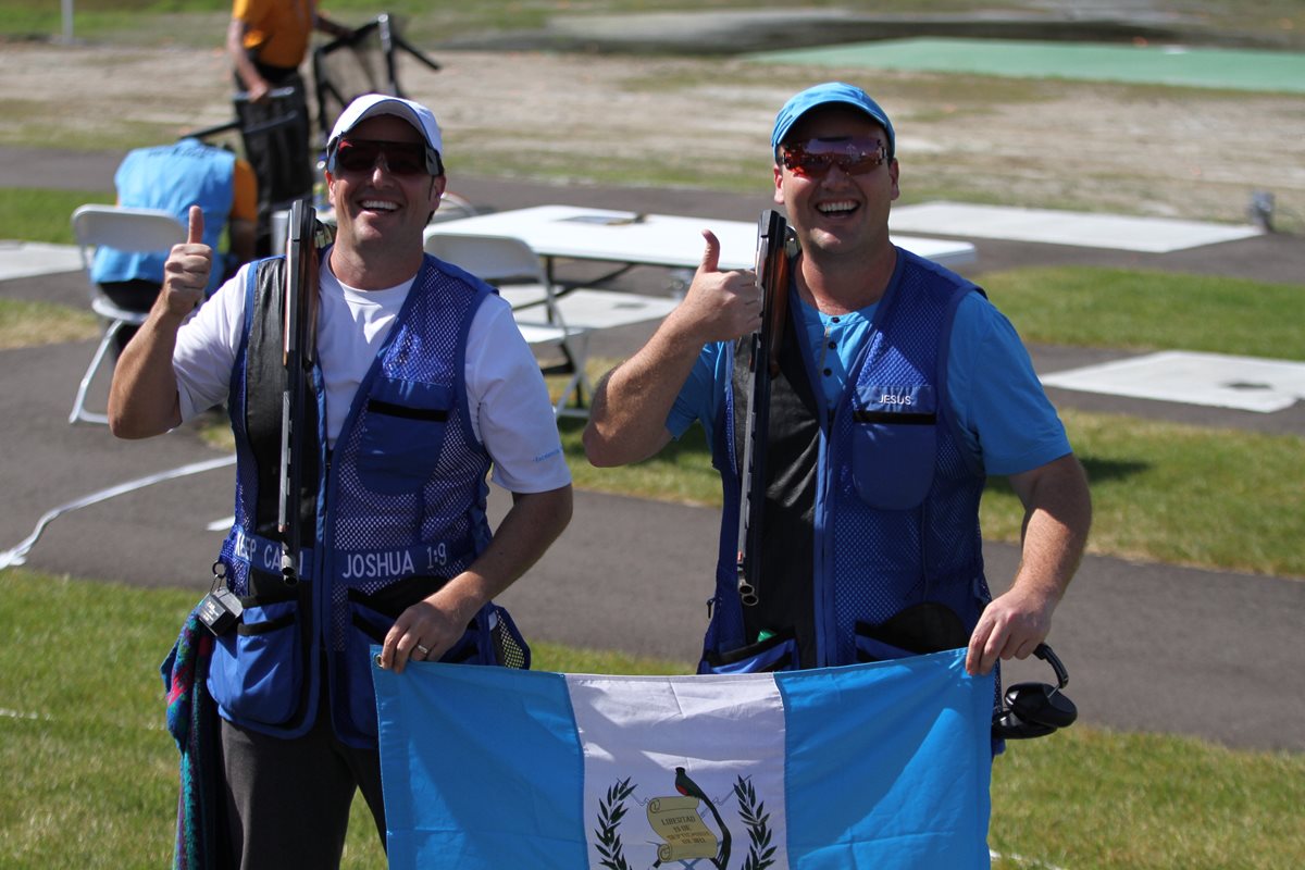 Los hermanos Brol posan con la bandera de Guatemala tras la premiación en Toronto 2015. (Foto Prensa Libre: Cortesía COG)