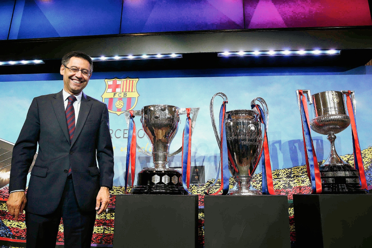 Josep María Bartomeu, posa con los trofeos de la Liga, Liga de Campeones y Copa del Rey (Foto Prensa Libre: EFE)