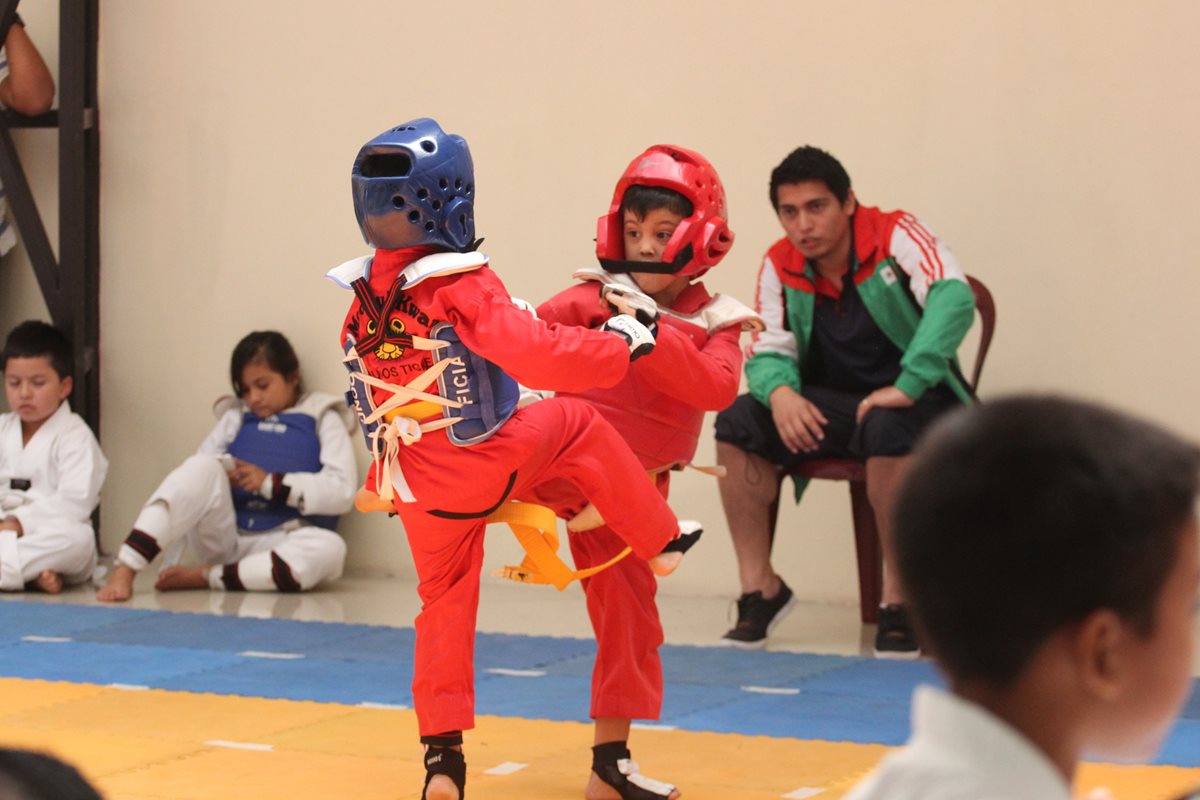 Niños participan en la competencia de taekuondo. (Foto Prensa Libre: Raúl Juárez)