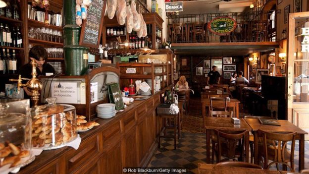 Todos los cafés en Argentina ofrecen "facturas" pero pocos locales conocen el origen de sus curiosos nombres. GETTY IMAGES