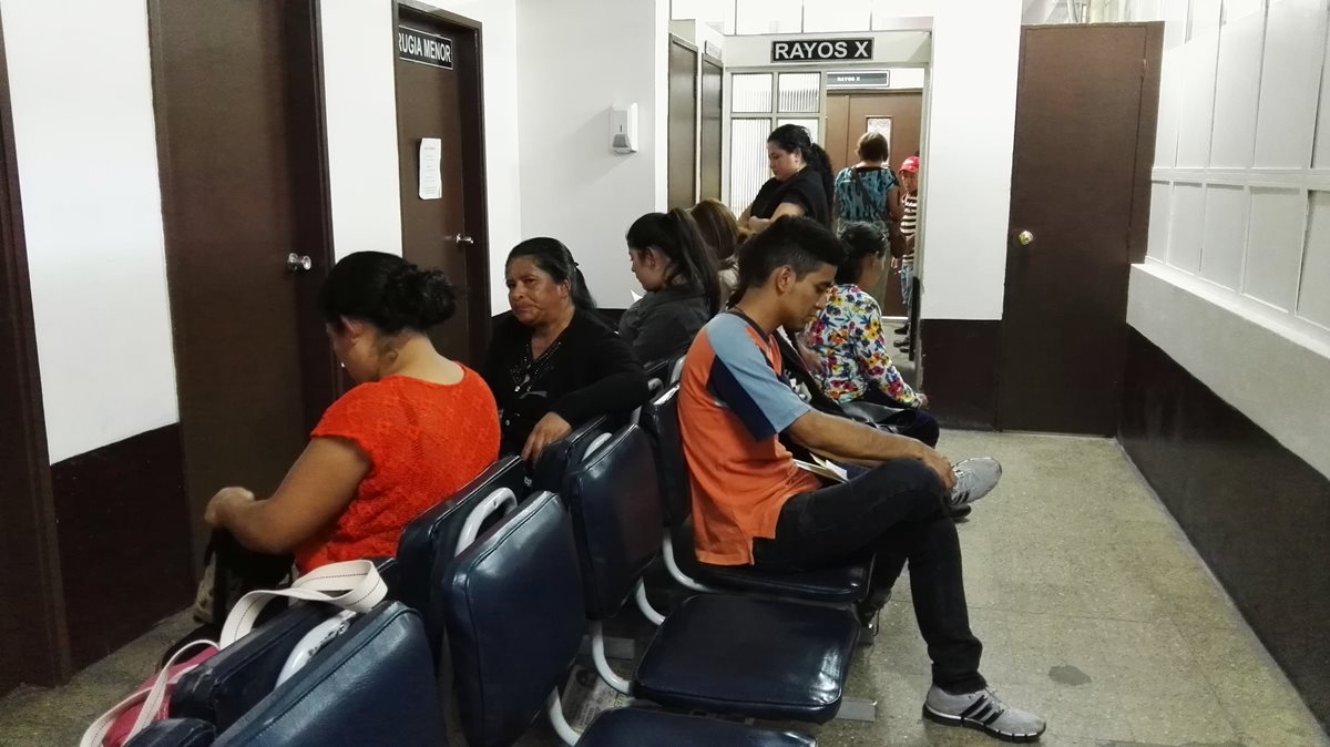 Pacientes con cáncer referidos del sistema de Salud Pública deben completar serie de exámenes de diagnóstico para recibir tratamientos en el hospital de la Liga Nacional Contra el Cáncer. (Foto Prensa Libre: Roni Pocón)