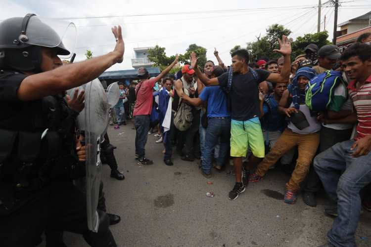 Las autoridades guatemaltecas intentaron que las personas se detuvieran y les pedían que regresaran a Tecún Umán, San Marcos.