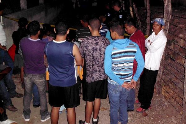 Vecinos observan el lugar donde fue hallado el cuerpo apuñalado de Rigoberto Sánchez Rodríguez, en San Agustín Acasaguastlán, El Progreso. (Foto Prensa Libre: Héctor Contreras)