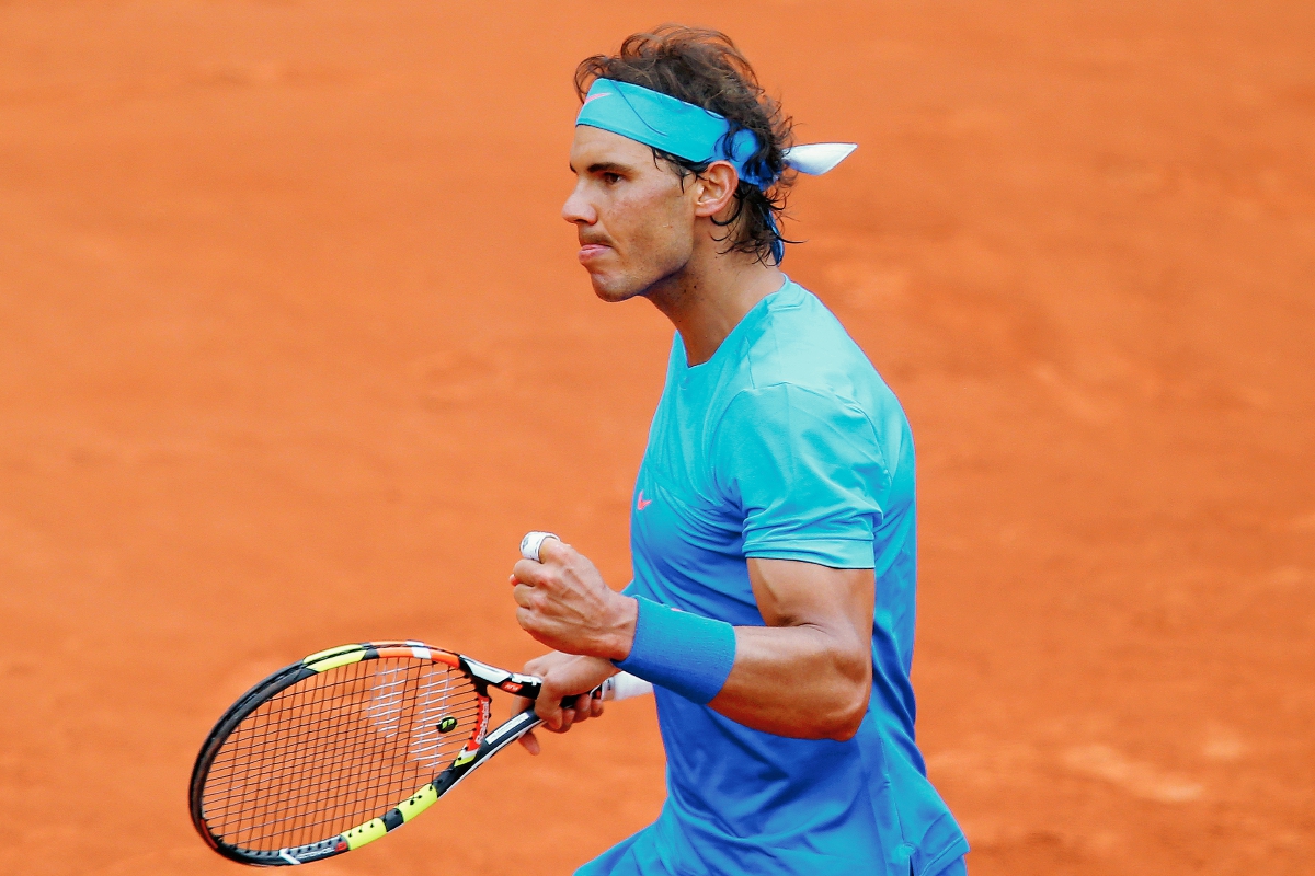 Rafael Nadal festeja tras avanzar a la segunda ronda de Roland Garros. (Foto Prensa Libre: AP)