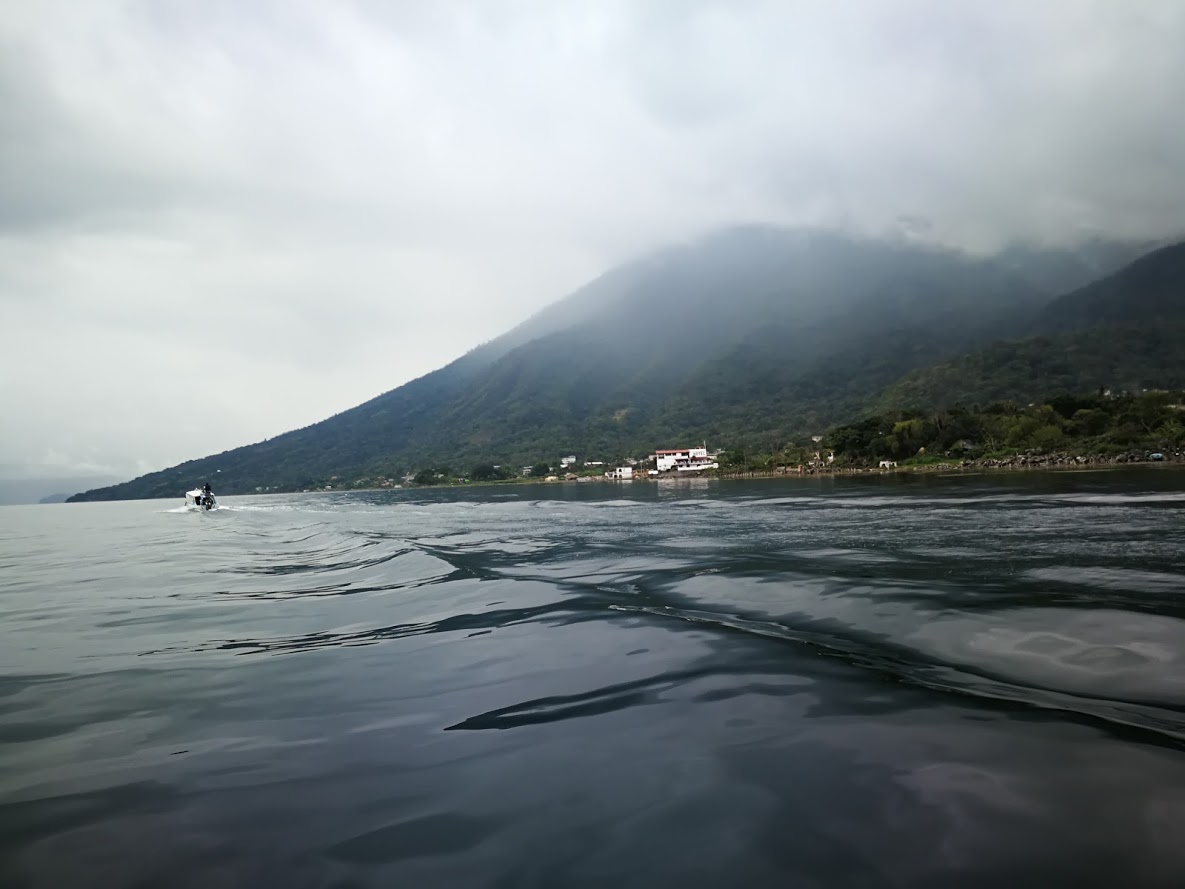 La combinación de vientos fríos y cálidos producen las turbulencias conocidas como Xocomil en el Lago de Atitlán, Sololá. (Foto Prensa Libre: César Pérez)
