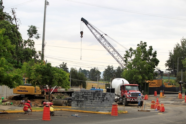 Hace dos meses empezó a construirse el viaducto que conectará los parqueos 5 y 7 del campus central de la URL. (Foto Prensa Libre: Carlos Herández)