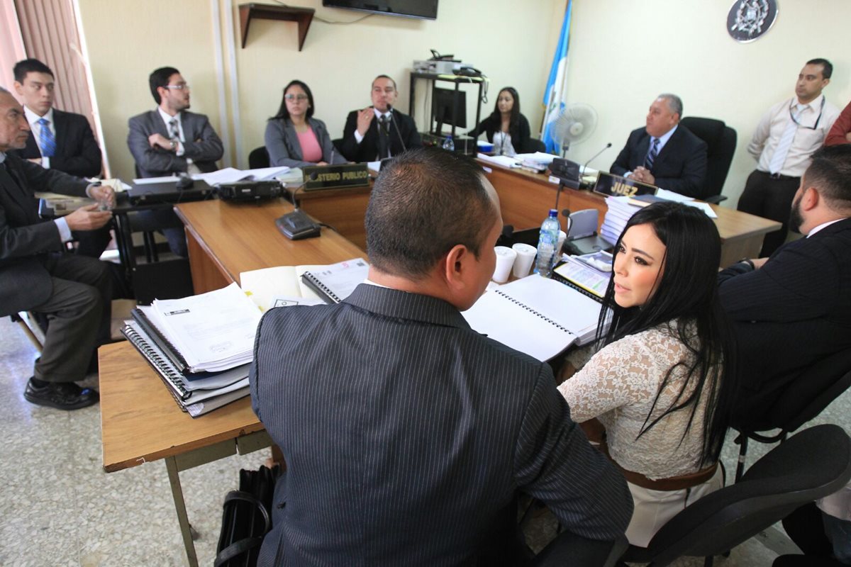 La exdiputada, Julia Maldonado, escucha la acusación del Ministerio Público en el tribunal donde es juzgada.(Foto Prensa Libre: Esbin García)