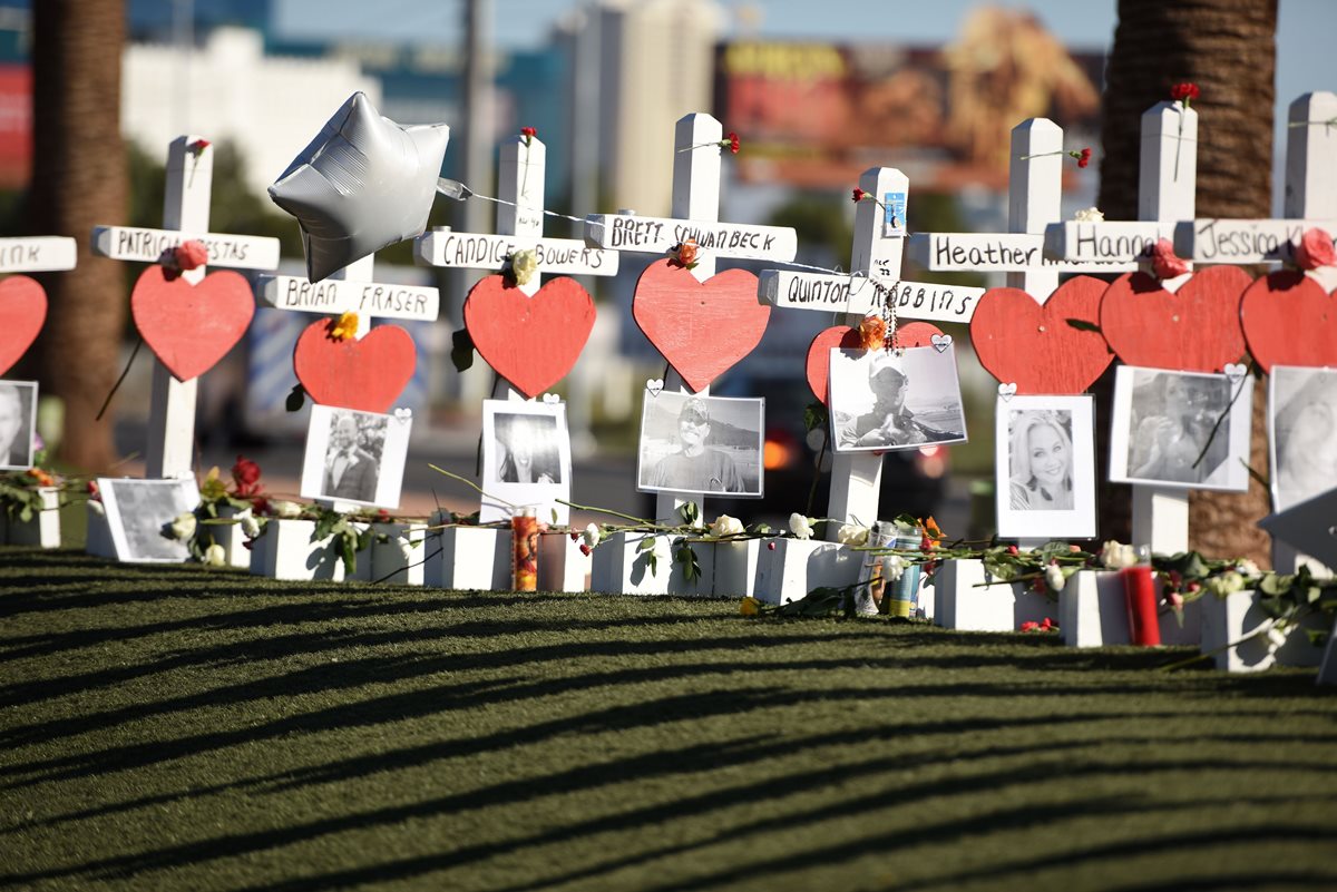 En memoria de las víctimas mortales del ataque a un concierto en Las Vegas, se efectuaron actividades enfrente cerca del hotel donde se hospedó el atacante. (Foto, Prensa Libre: AFP)