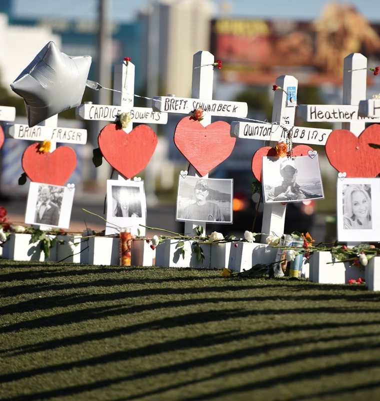 En memoria de las víctimas mortales del ataque a un concierto en Las Vegas, se efectuaron actividades enfrente cerca del hotel donde se hospedó el atacante. (Foto, Prensa Libre: AFP)