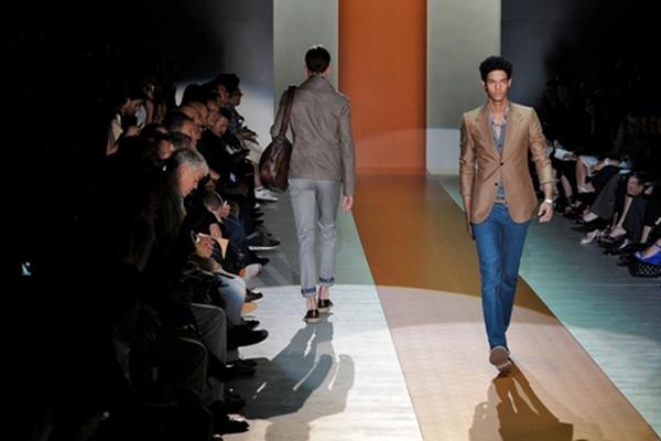 El hombre que Gucci ha diseñado para la primavera-verano 2011 abandona la camisa para vestir chaquetas, jerséis y guardapolvos<br mce_bogus="1"/>