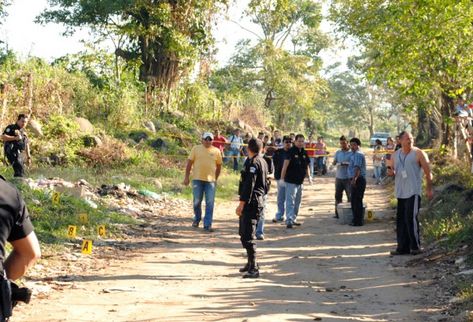 El lugar donde apareció el cadáver de Carlos Mercedes Vásquez esta madrugada. (Foto Prensa Libre: Álex Coyoy)