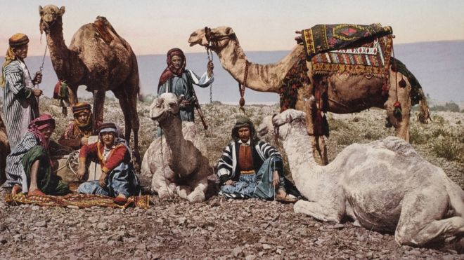 En la década de 1880, Hans Jakob Schmid trabajaba en litografía, en Zúrich, y perfeccionó un proceso de coloración de negativos en blanco y negro que fueron llamados fotocromo. SWISS CAMERA MUSEUM COLLECTIONS