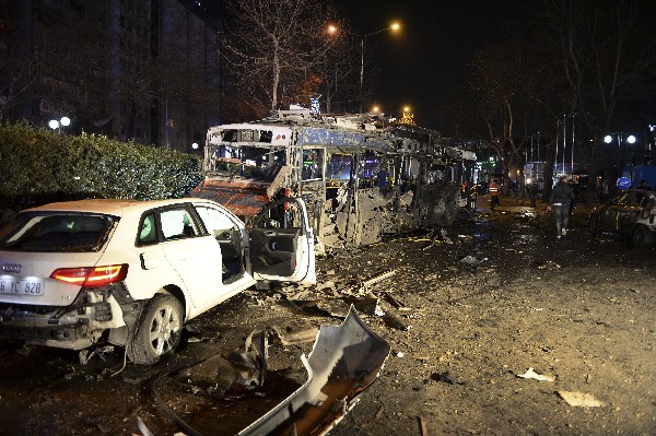 Varios<span class="hps"> vehículos dañados</span> <span class="hps">se ven en</span> <span class="hps">la escena</span> <span class="hps">de la explosión</span> <span class="hps">en Ankara</span><span>.(Foto Prensa Libre: AP)</span>